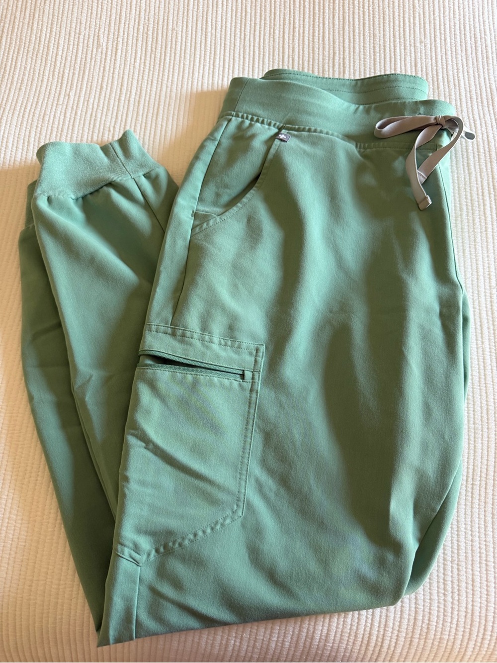FIGS Women’s Sage Green Scrub Set